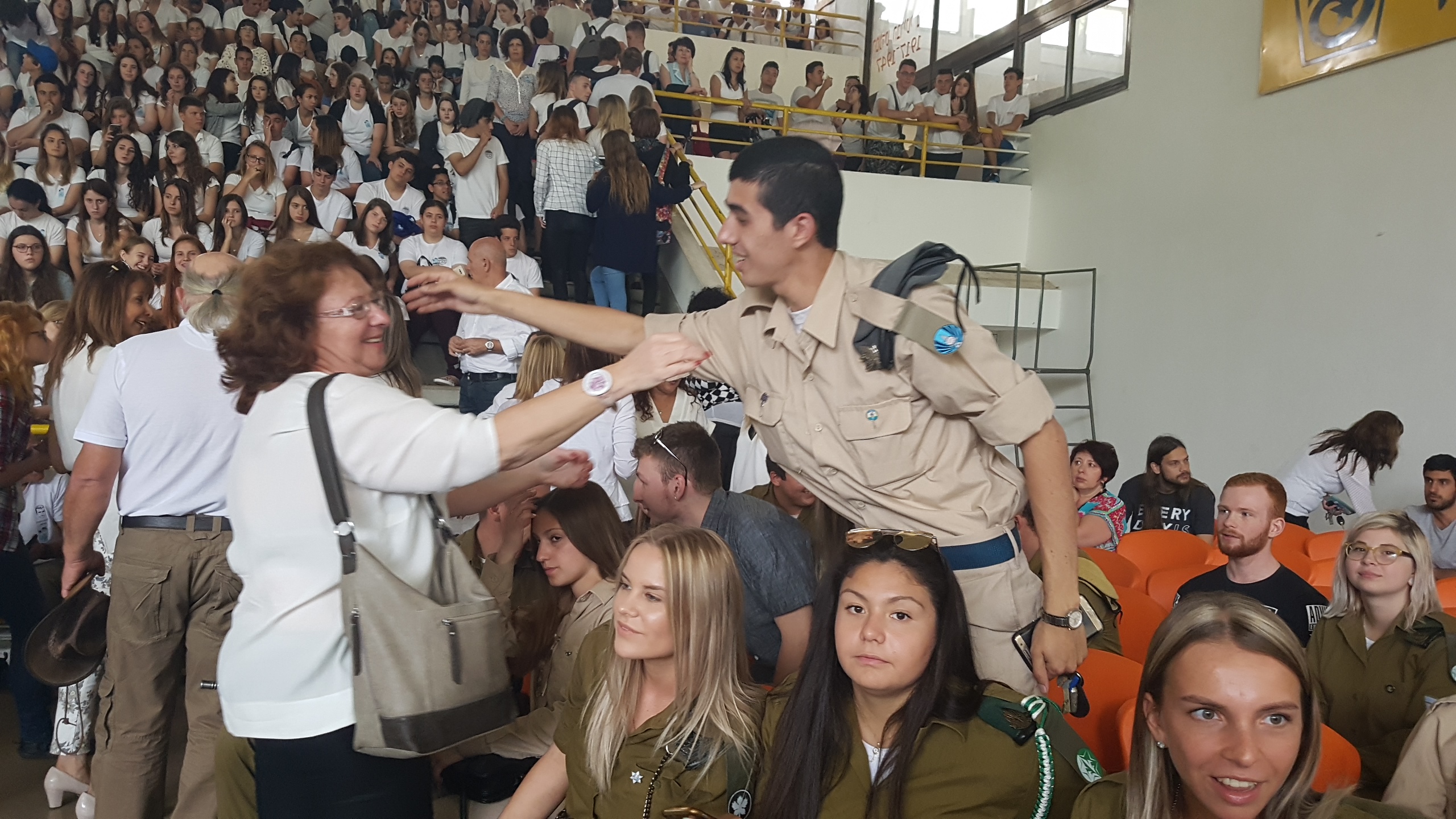 שמחה גדולה באולם הספורט של הכפר