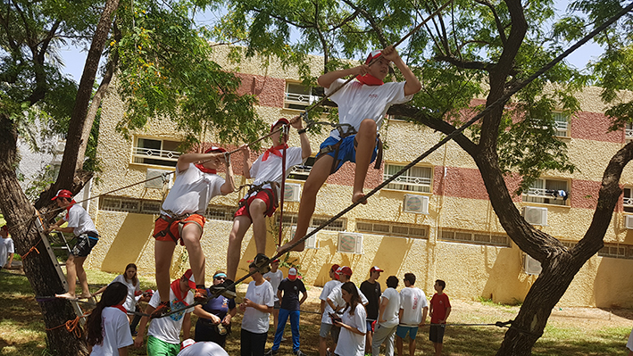 טיפוס על עץ בכפר